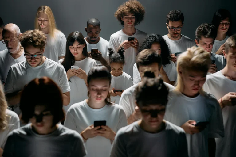 Personas utilizando sus celulares.
